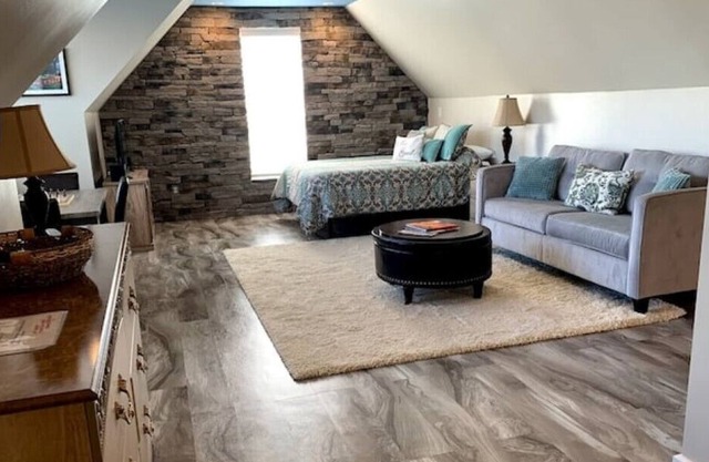 Luxury King Guest Suite on Wine Trail Near Hiking!