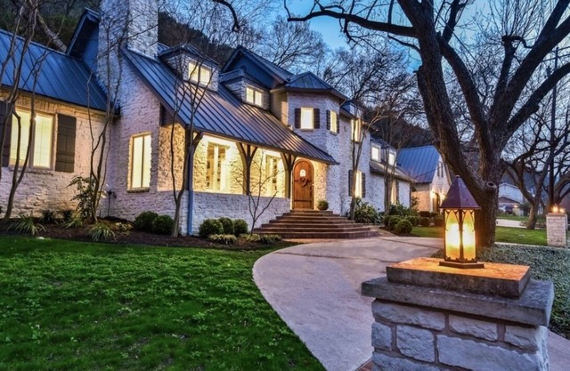⭐️Luxury Lake Austin: Brunch, Pool, Hot Tub, Waterfront Dock & Pizza Oven⭐️