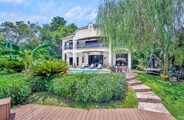 Luxury Lake Woodlands Retreat, with Tropical Heated Pool, Jacuzzi & Cinema!