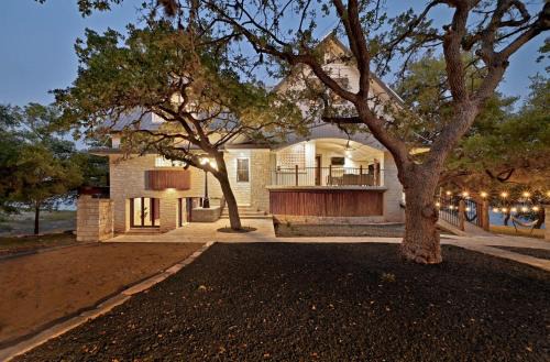 Luxury Lakefront Escape on Lake Travis