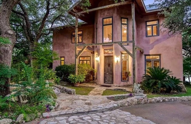 Luxury Lakefront Escape: Massage, Yoga, Winery, Kayaks, SUPs, Krause Springs!