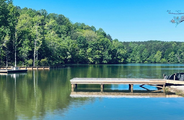 Luxury Lakefront home with beach & private dock. 4 king beds. Sleep 10.