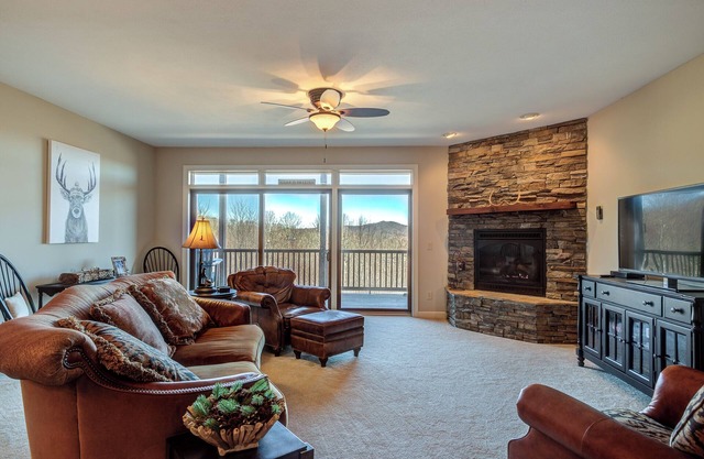 Luxury large 2-bedroom condo Mountain Views Ski in/out Sugar Mountain Banner Elk