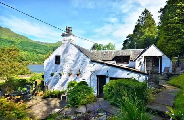 Luxury Loch Views Cottage & Hot Tub Retreat