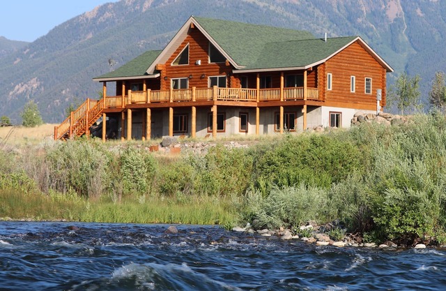 LUXURY MADISON RIVER FRONT LOG HOME - close to Yellowstone NP The Caddis Shack