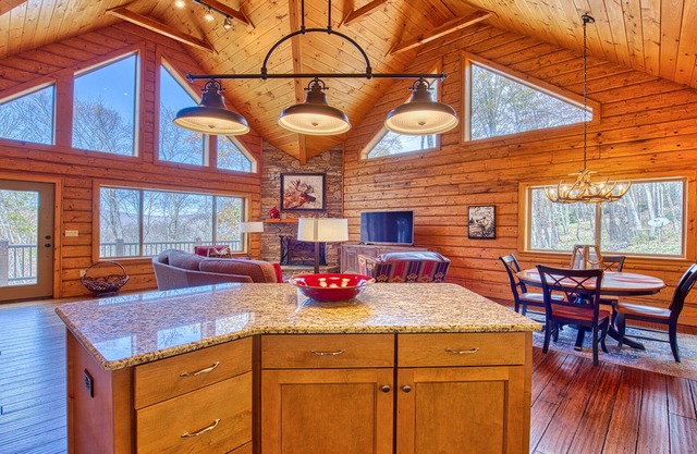 Luxury, Maggie Valley log cabin, with views, in breathtaking Smoky Mountains