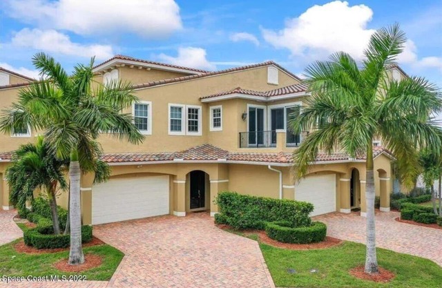 Luxury Mediterranean villa with courtyard by the beach where you eat, play love.