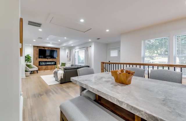 Luxury Modern, City Stay Getaway-minutes from Downtown