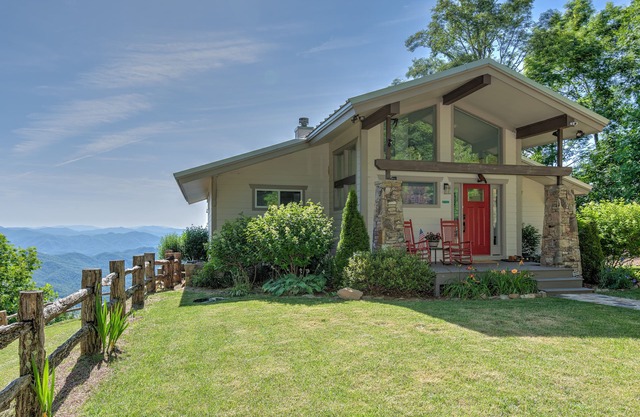 Luxury Mountain Home - Incredible View & New Hot Tub - Near GSMNP - Sleeps 6