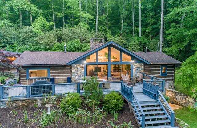 Luxury Mountain Home w/Outdoor Dining + Waterfall