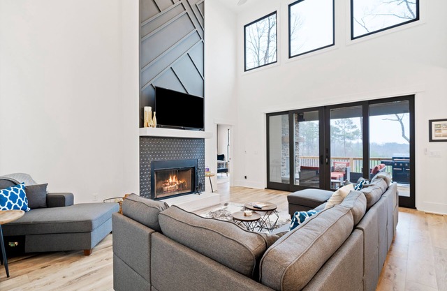 Luxury Mountain Retreat, in & outdoor fireplaces, deck, & spectacular mtn views