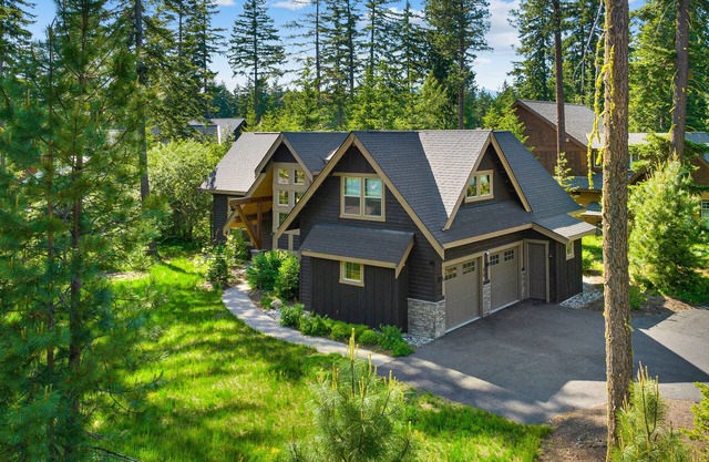Luxury mountain stay with hot tub, firepit, EV charger & game room