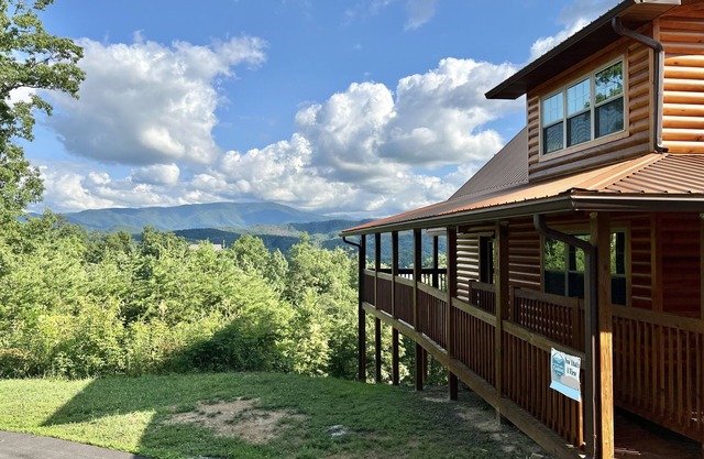 Luxury Mountaintop Getaway with, Fire Pit, New Hot Tub, WiFi & Gorgeous Views!