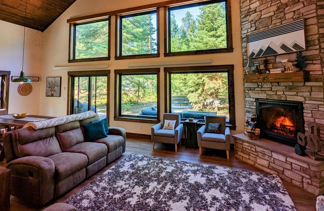 Luxury Multi-Family cabin w/firepit, 300 feet from Lake Cascade!
