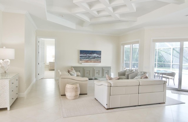 Luxury Naples 4 bdrm, 4.5 bath, pool, fire table, ParkShore beach pass.