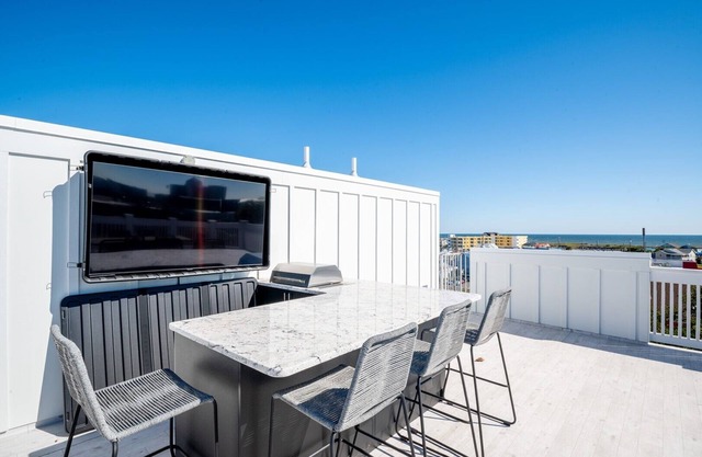 Luxury New Build with Oceanview - Grow With The Flow