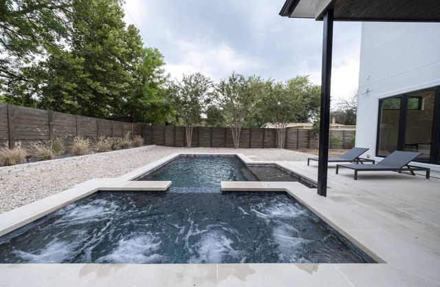 Luxury New Home, Private Pool/Spa, Sleeps 10 all King, Cold Plunge, 4 min to Dt