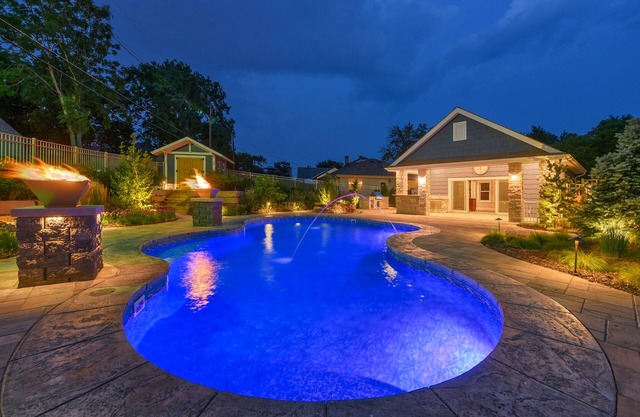 Luxury Oasis Heated Pool, Hot Tub, BBQ