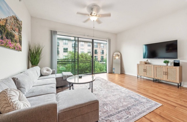 Luxury Oasis in Austin's Domain: Prime Shopping and Dining at Your Doorstep!