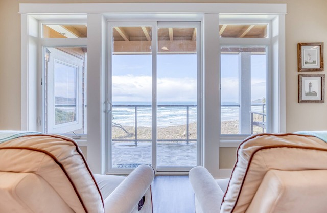 Luxury Oceanfront Condo with Two Primary Suites Near Newport’s Nye Beach
