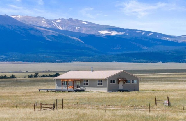 Luxury Off-Grid Lodge | Views, Games, Pet Friendly