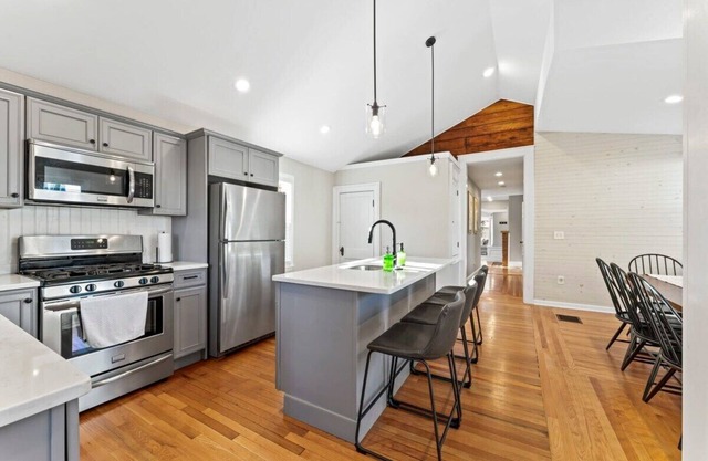 Luxury on Lincoln by Saratoga Stays