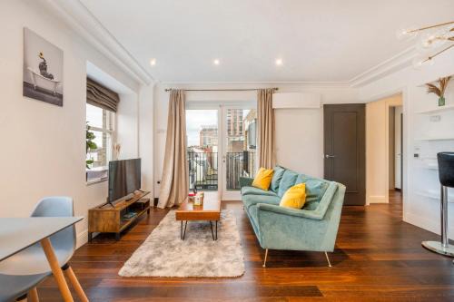Luxury One Bedroom Apartment With AC, Balcony, Free Coffee Central London