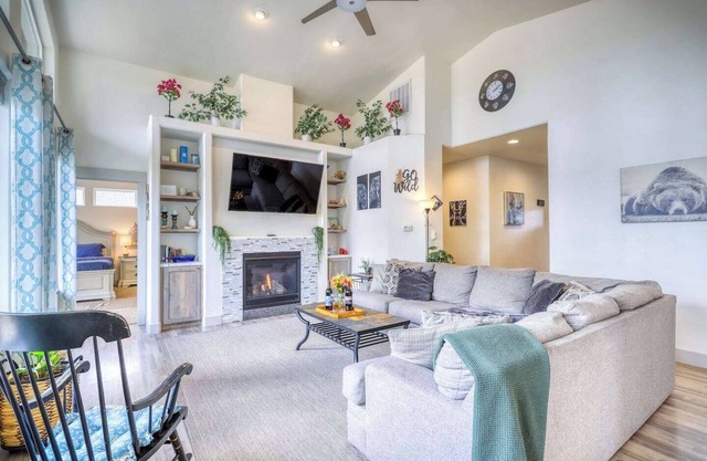 Luxury Pagosa Home; Pet Friendly with Hot Tub