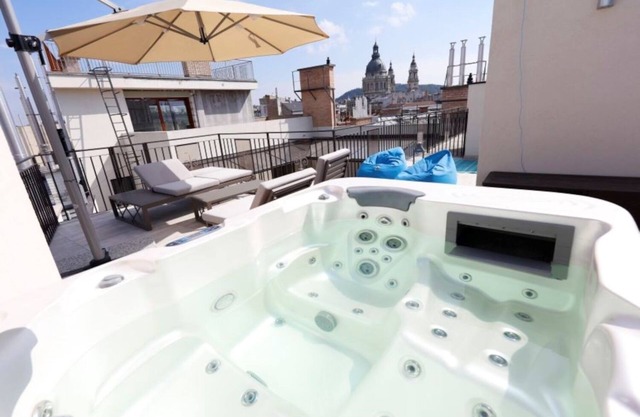Luxury Penthouse /Rooftop View Jacuzzi & Sauna /Downtown
