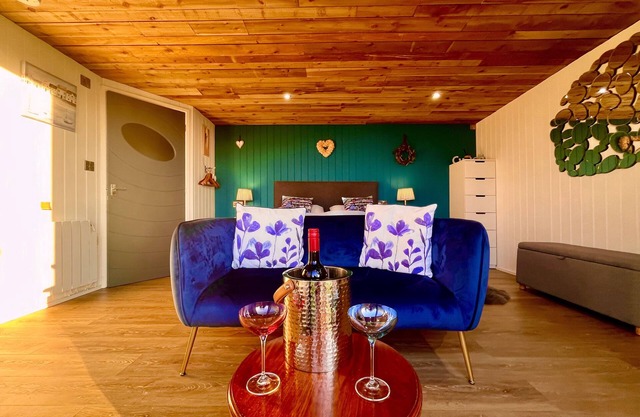 Luxury Pods - Sleeps 2 & Free Parking