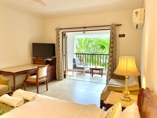 Luxury Pool Side Studio With Private Balcony