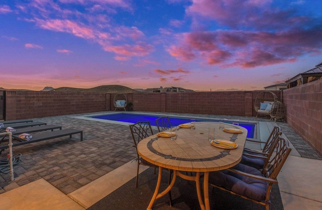 Luxury Poolside Retreats Near Zion l Private Pools