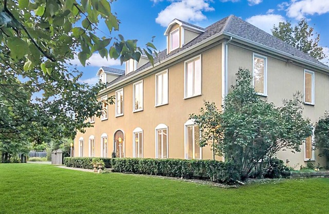 Luxury & Privacy Perfected: Estate Home Charm with Boutique Hotel Flair