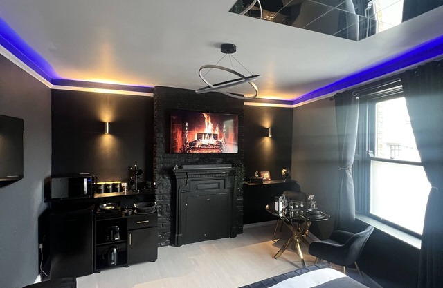Luxury Private Room | FREE Breakfast & Parking