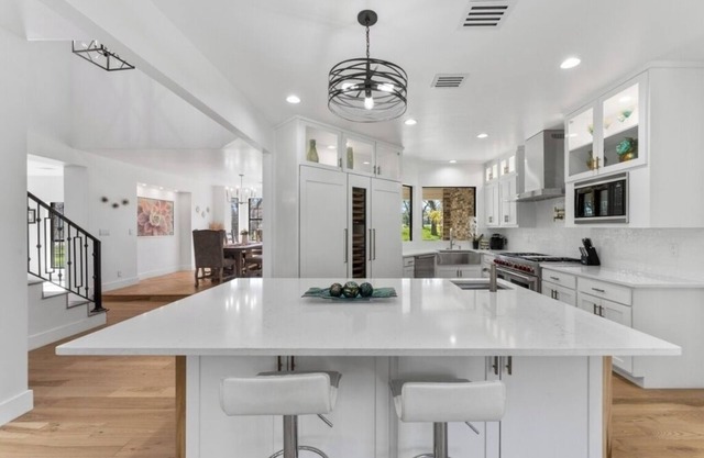 Luxury retreat in prime location close to entertainment, restaurants & shopping
