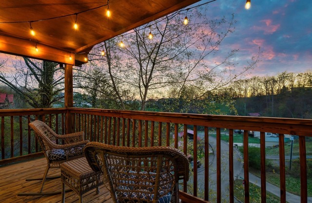 Luxury Retreat w/Hot Tub, Arcade, Huge Rec Room & Prime Location
