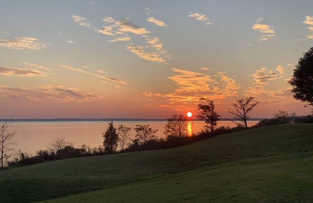 Luxury Riverfront Condo w/sunrise & sunset views