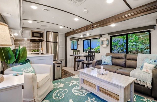 Luxury RV experience w/all the amenities in central Naples!