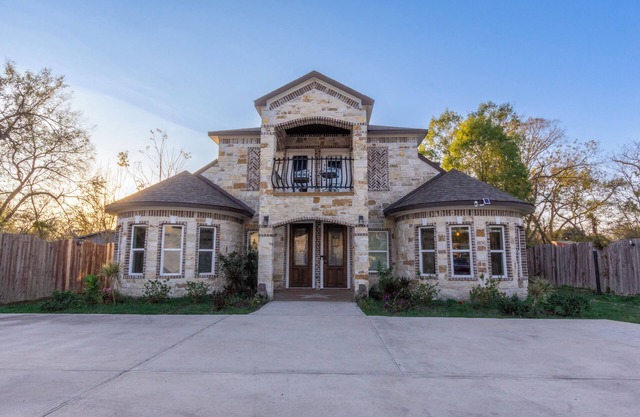 Luxury Spanish Style Getaway with Movie Theater, Ping Pong, & More! Sleeps 19!