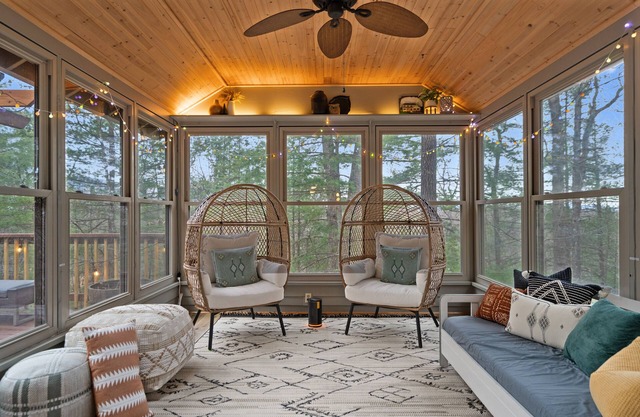Luxury stay cabin EV ready, hot tub, fast wifi, sunroom, firepit & free cleaning