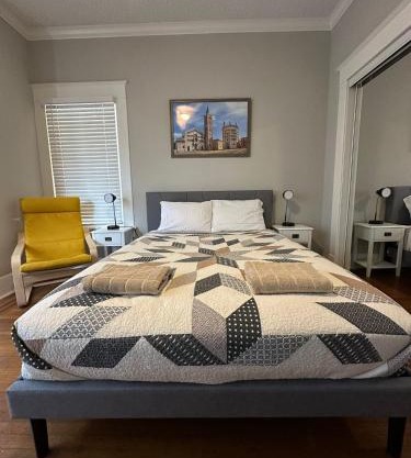 Luxury Stay in Montrose- Parma the Italian Plaza