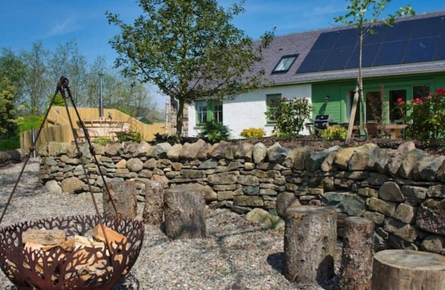 Luxury steading conversion with hot tub in the heart of the Trossachs