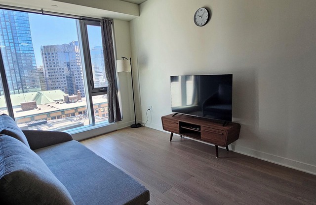 Luxury Studio in the Heart of Downtown, 1 Min walk to Subway