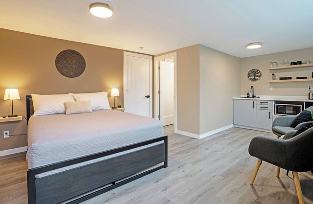 Luxury Suite Located Downtown Kelowna Minutes away from the beach with Patio