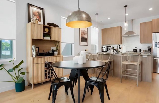 Luxury Tennyson Brownstone/Mountain Views + Dining, Bars, Shops & Parks