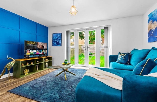 Luxury Three Bedroom House - Parking - Garden