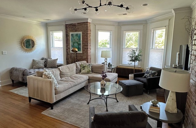 Luxury townhome in Old town 2 blocks to King Street