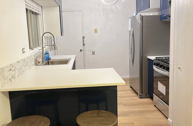 Luxury Townhouse with AC, SmartTV, and Free Parking!