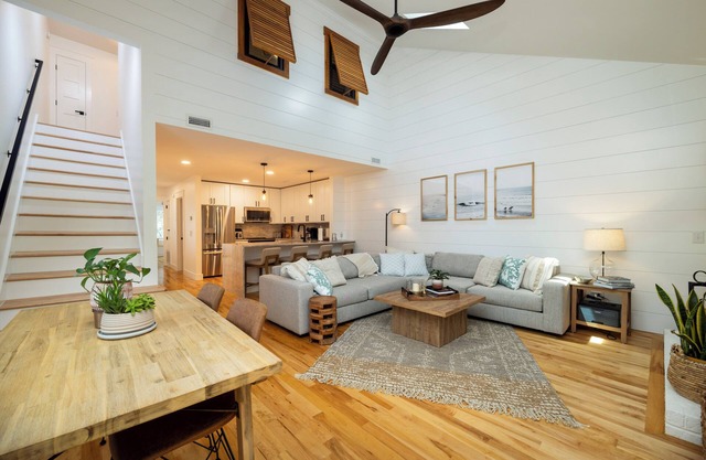 Luxury Townhouse near shopping & 2 miles to Beach! Pool, Pickleball, & Tennis