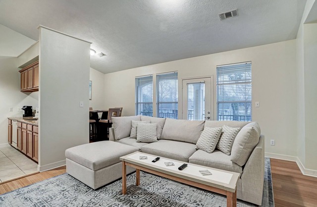Luxury vacation Kemah, TX condo. Bars and restaurants within walking distance.